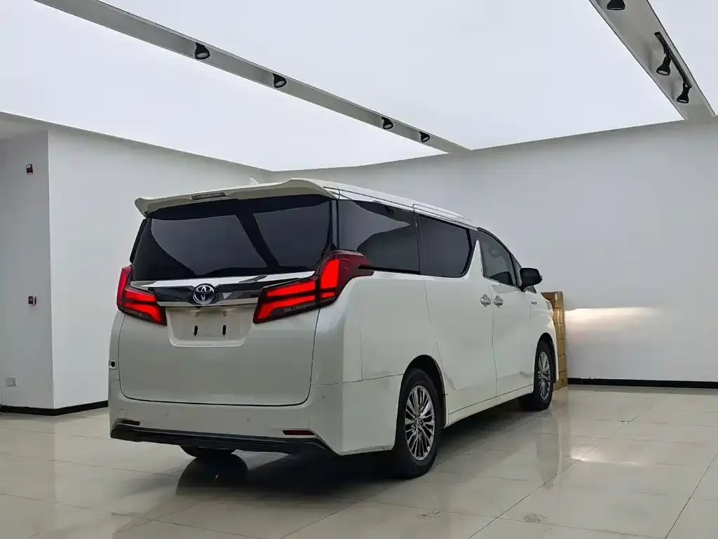 Toyota Alphard — фото 3