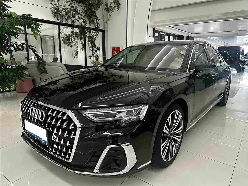 Audi A8 — фото 1