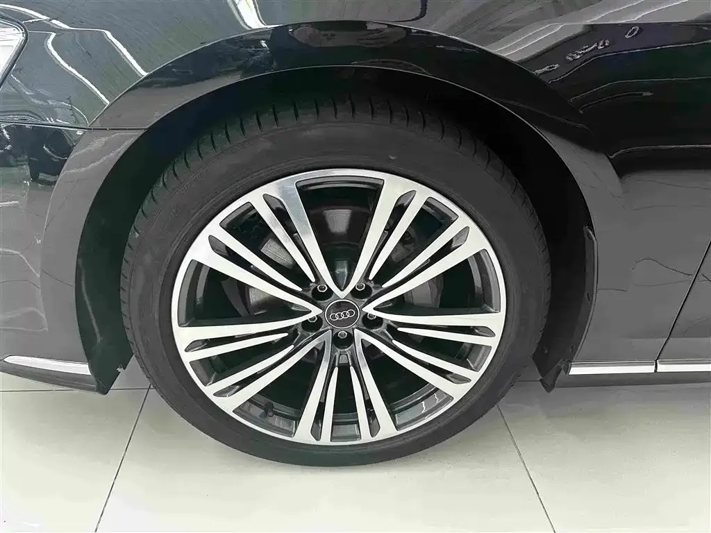 Audi A8 — фото 2