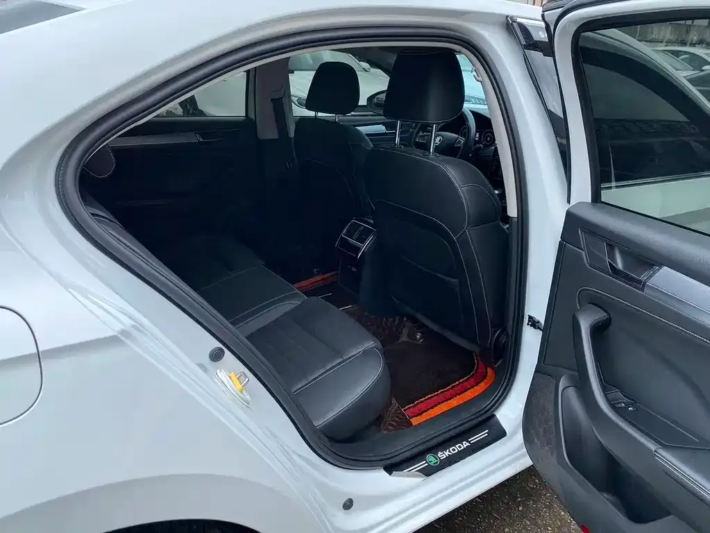 Skoda Superb — фото 10