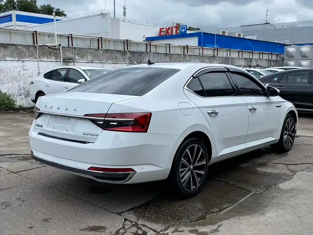Skoda Superb — фото 9