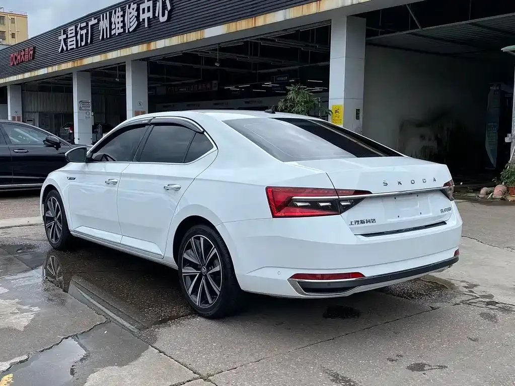 Skoda Superb — фото 8
