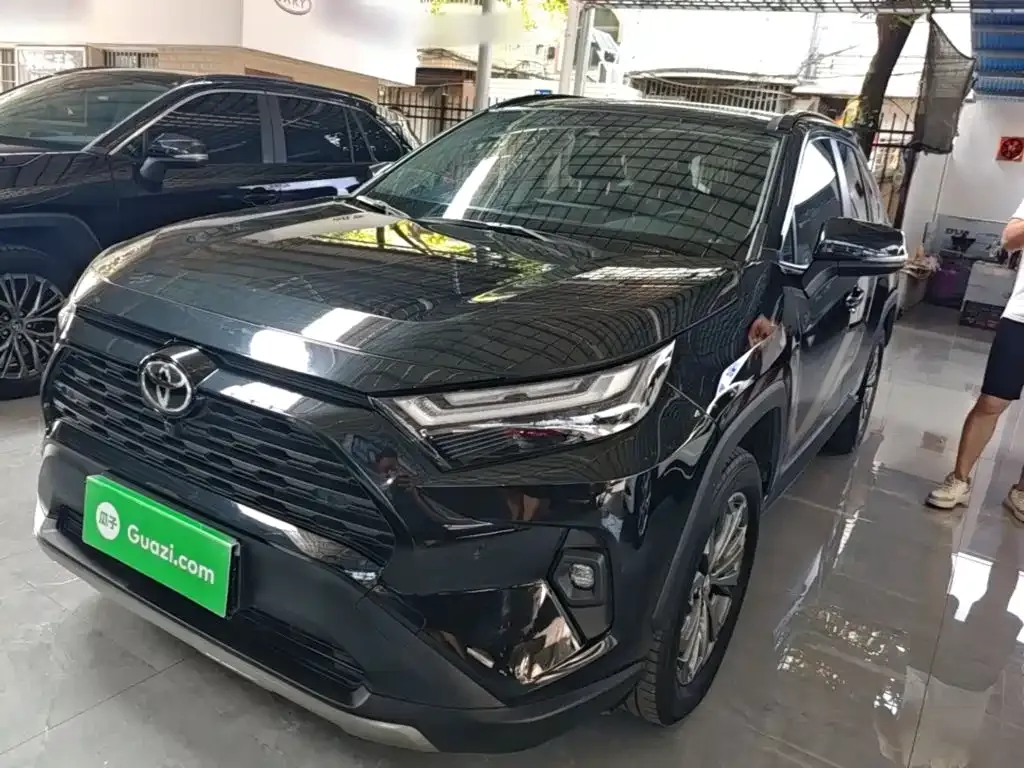 Toyota RAV4 — фото 1