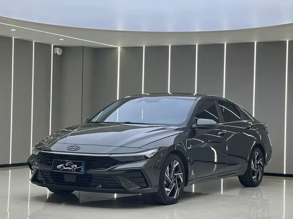 Hyundai Elantra — фото 1