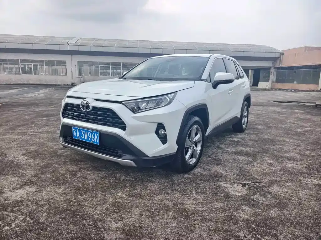 Toyota RAV4 — фото 1