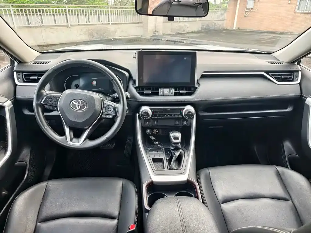 Toyota RAV4 — фото 8