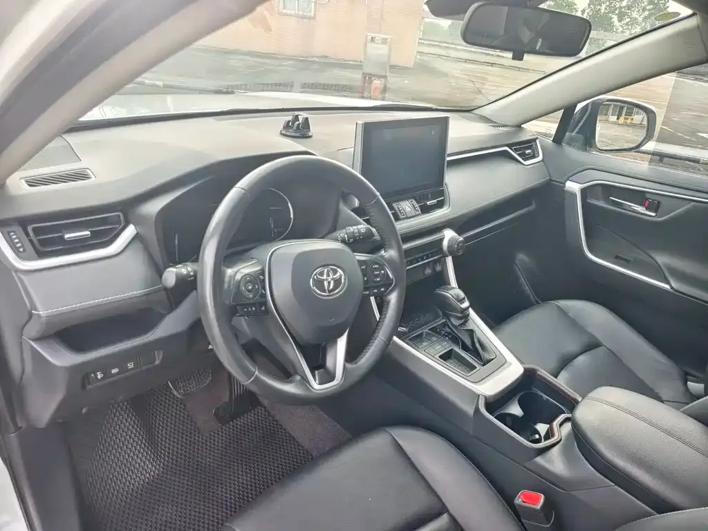 Toyota RAV4 — фото 2