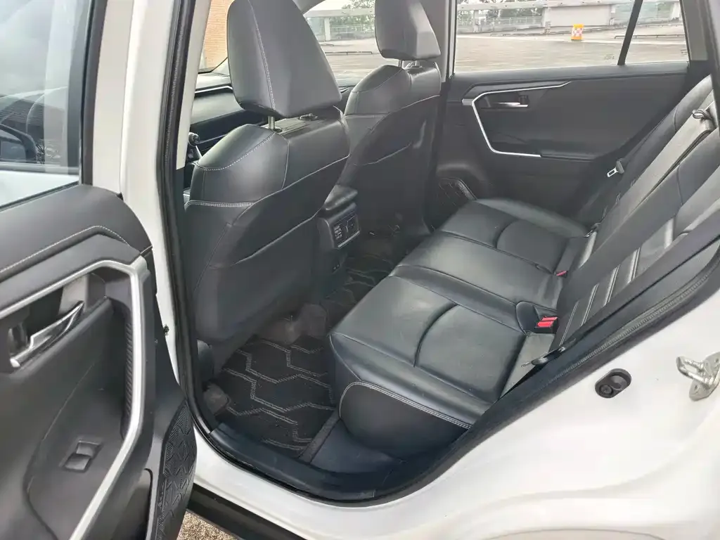 Toyota RAV4 — фото 10