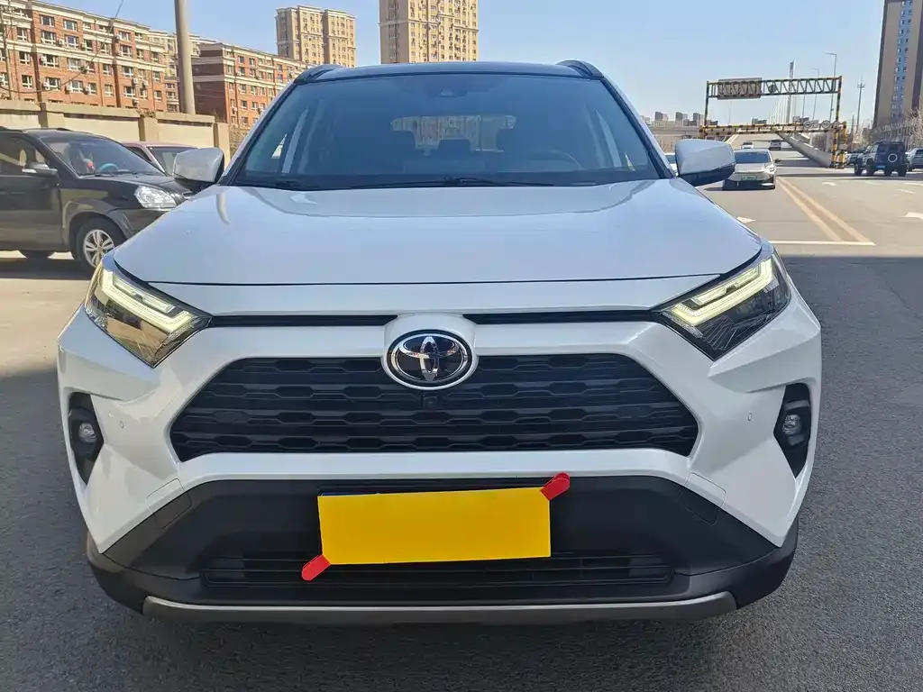 Toyota RAV4 — фото 1