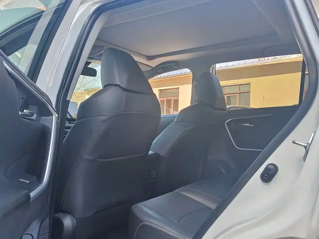 Toyota RAV4 — фото 9