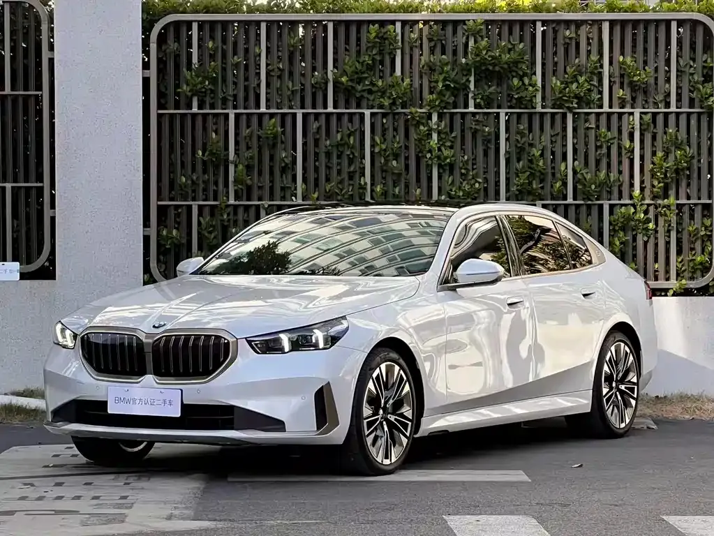 BMW 5 Series — фото 1