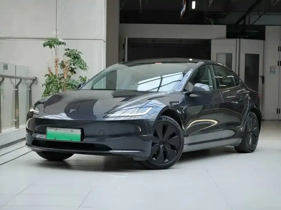 Tesla Model 3 — фото 1