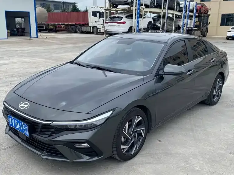 Hyundai Elantra — фото 1