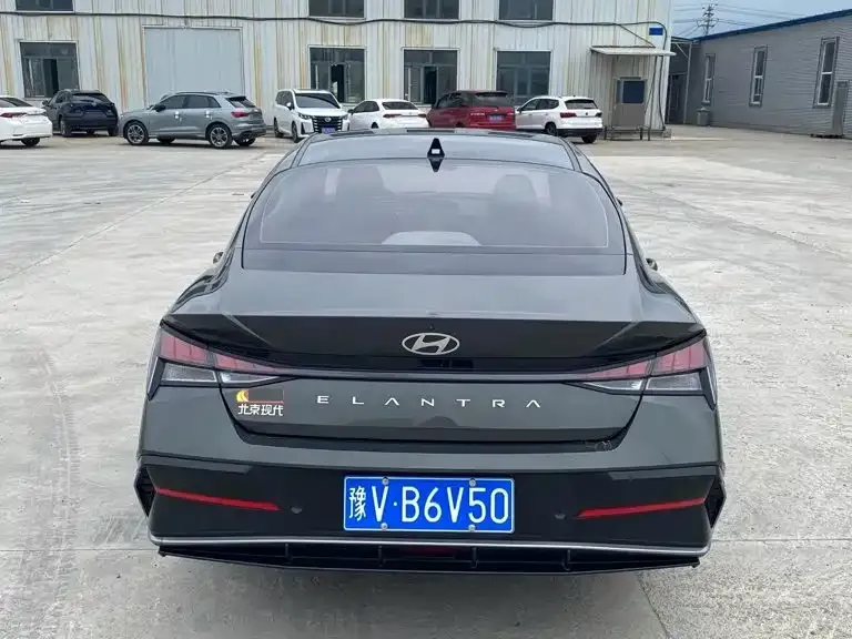 Hyundai Elantra — фото 3