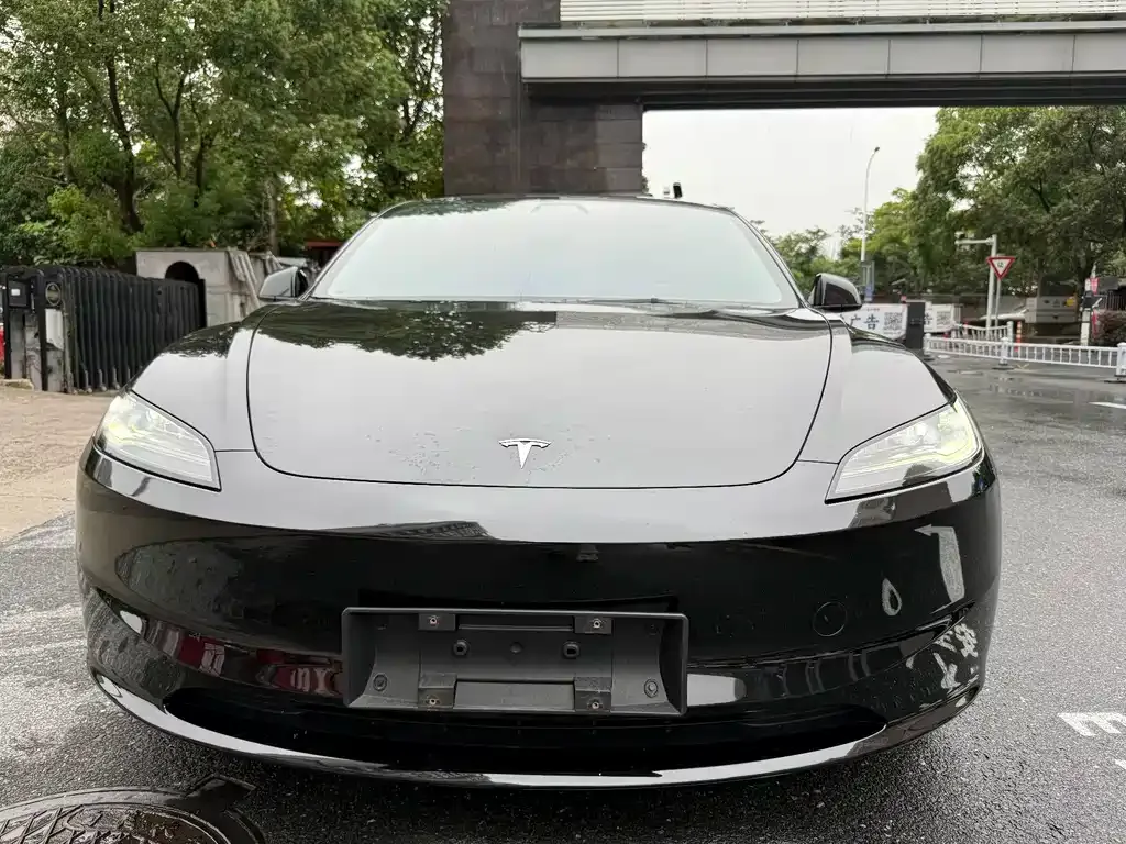Tesla Model 3 — фото 1