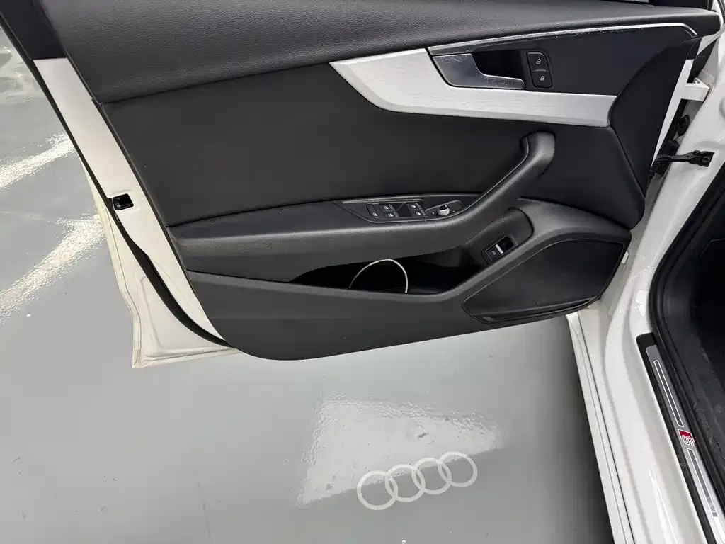 Audi A4L — фото 5
