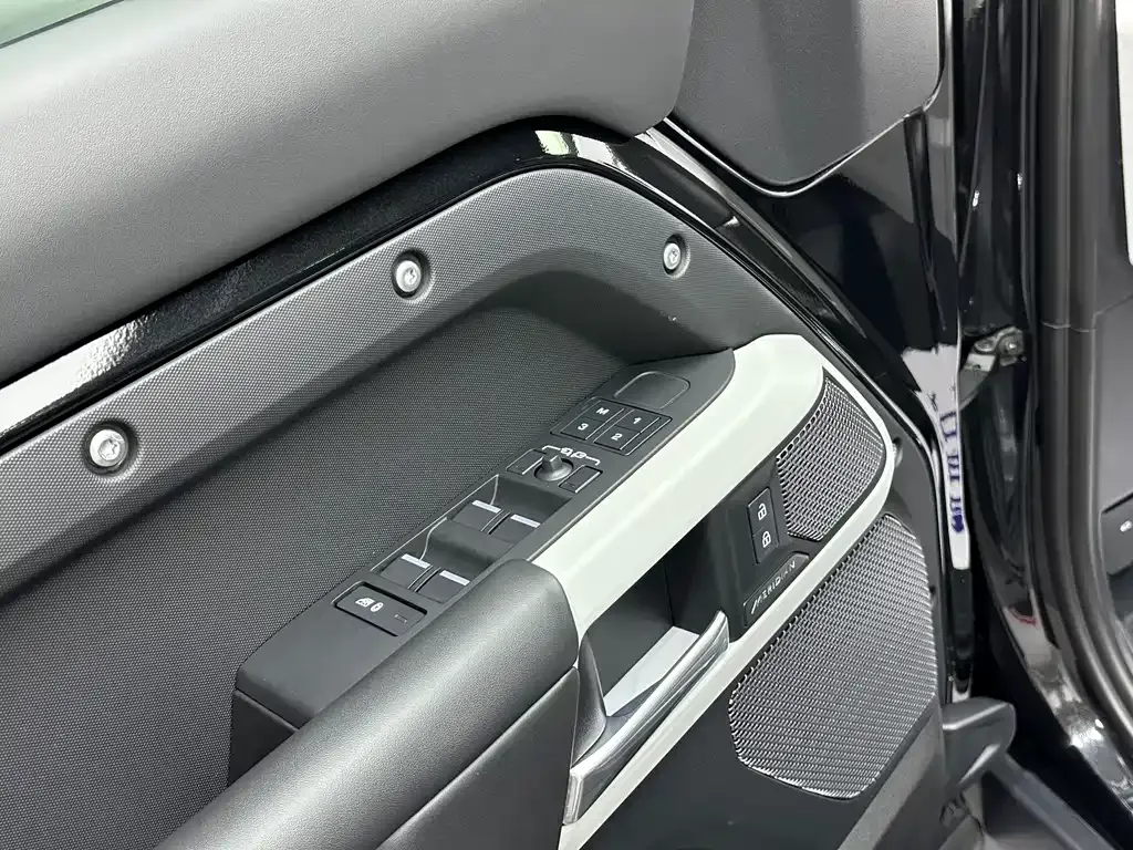 Land Rover Defender — фото 10