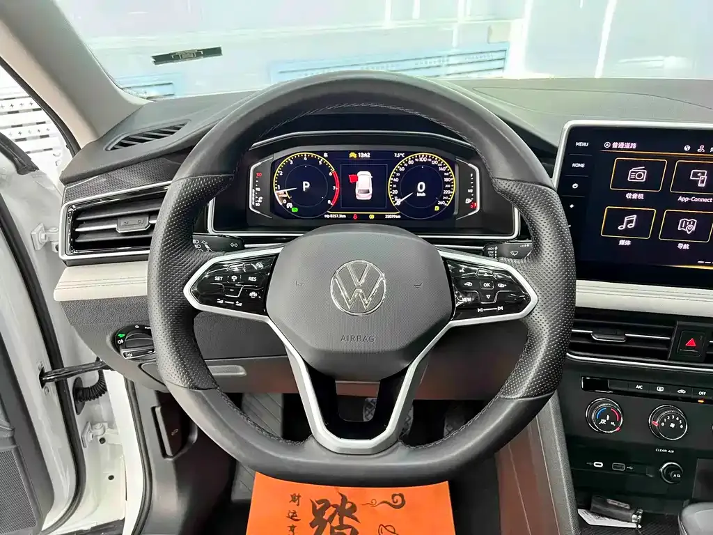 Volkswagen Tiguan L — фото 6