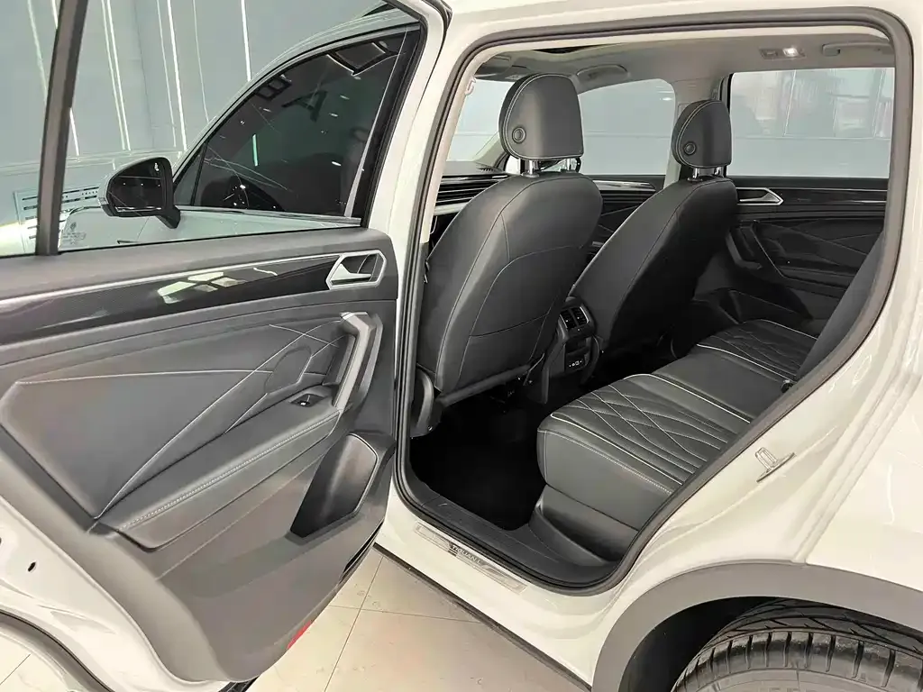 Volkswagen Tiguan L — фото 7