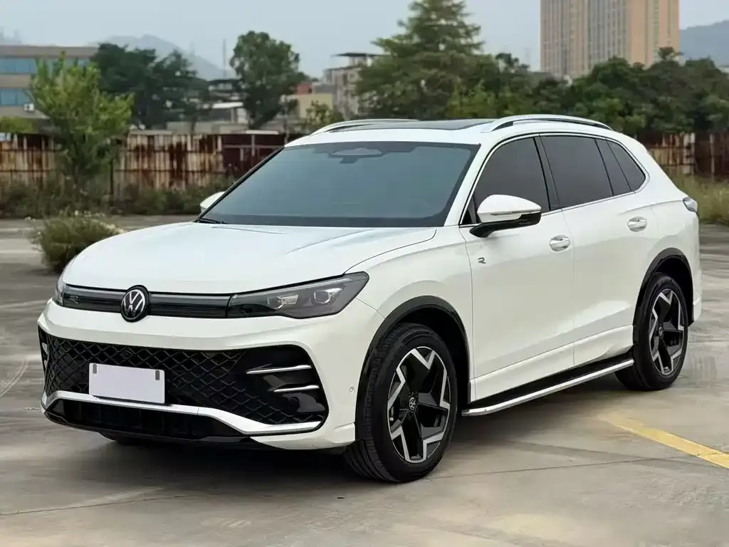 Volkswagen Tiguan L — фото 1