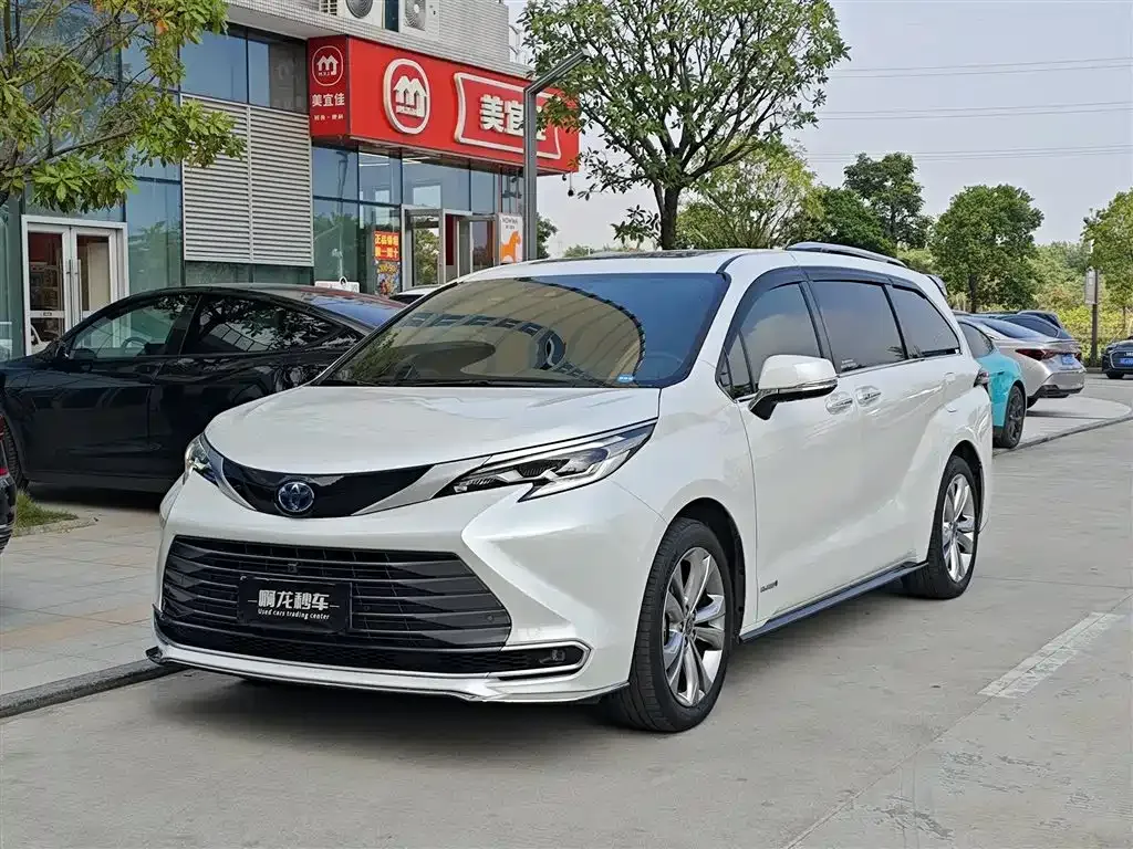 Toyota Sienna — фото 1