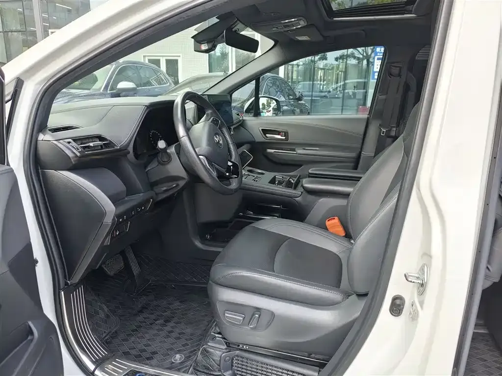 Toyota Sienna — фото 5