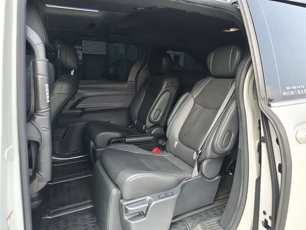 Toyota Sienna — фото 2