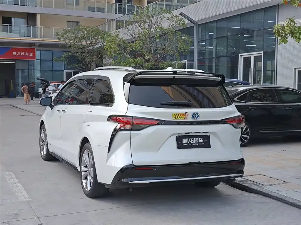 Toyota Sienna — фото 4