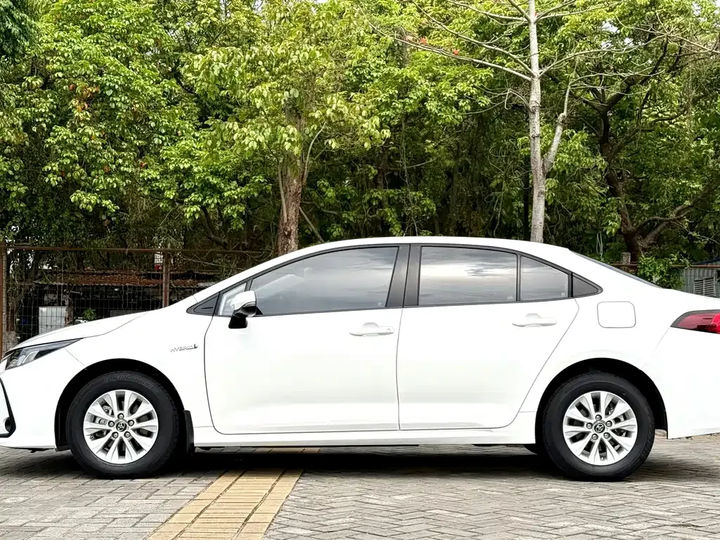 Toyota Corolla — фото 10