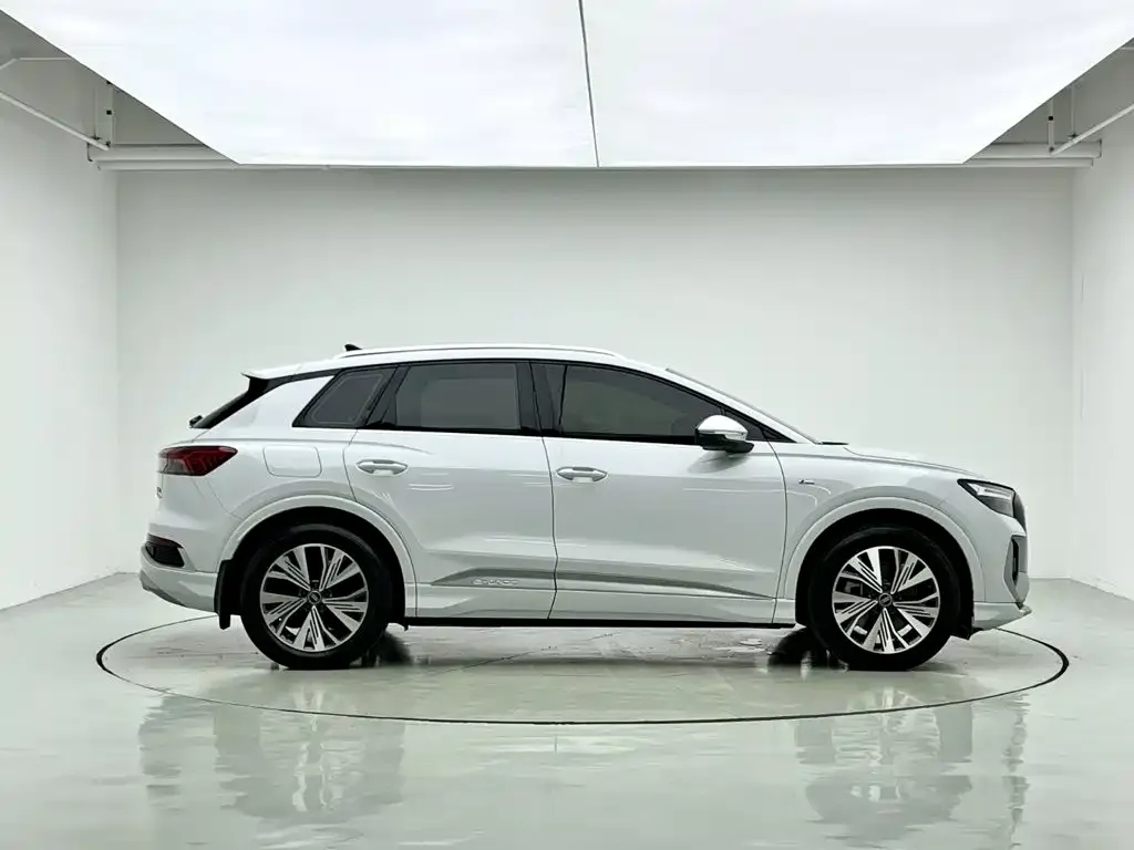 Audi Q4 e-tron — фото 6