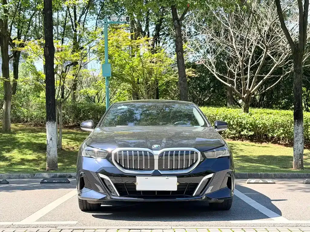 BMW 5 Series — фото 1