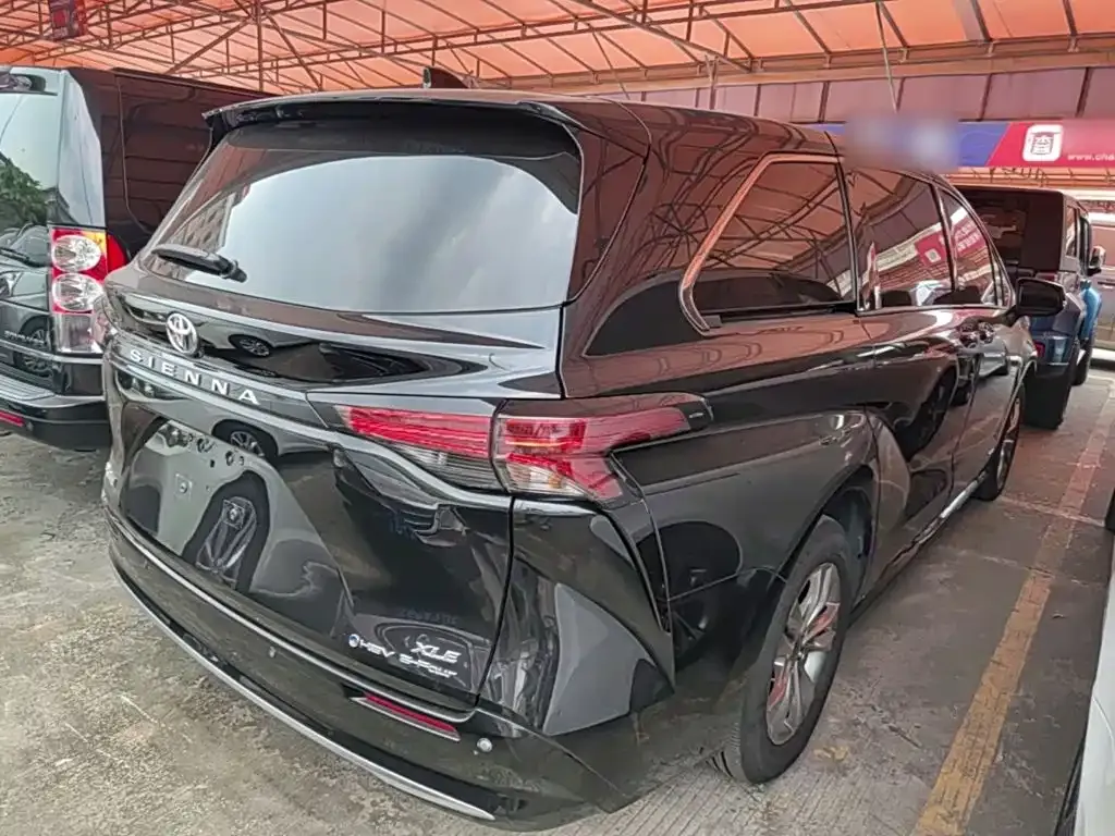 Toyota Sienna — фото 2