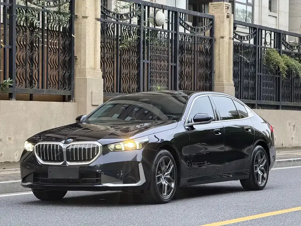 BMW 5 Series — фото 1