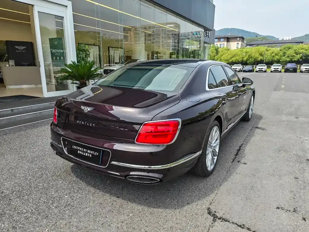 Bentley Flying Spur PHEV — фото 3