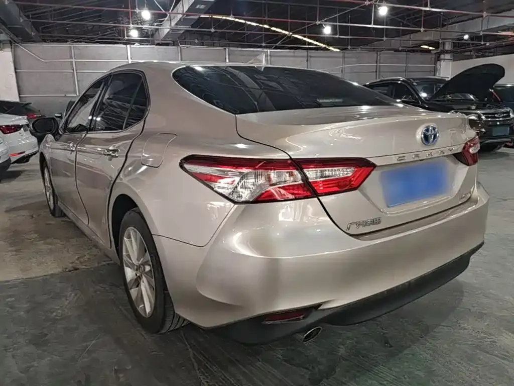 Toyota Camry — фото 3