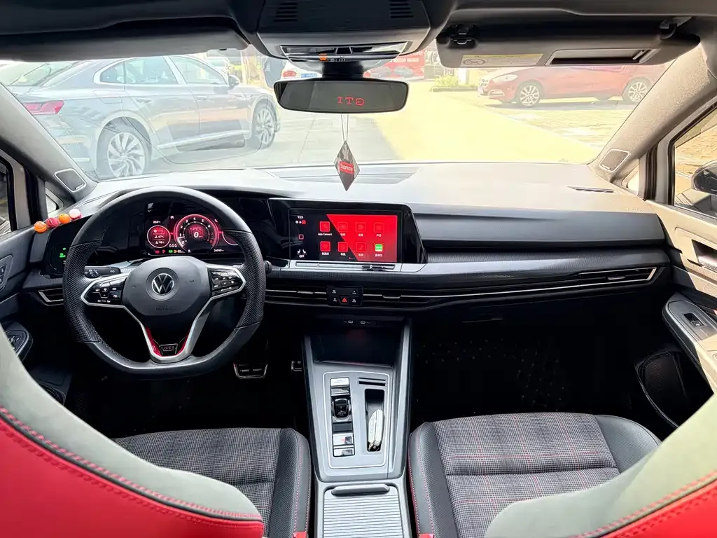 Volkswagen Golf GTI — фото 10