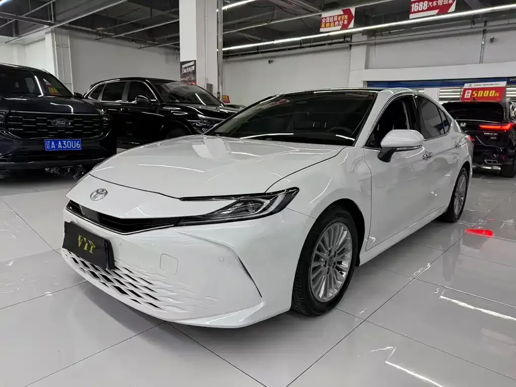 Toyota Camry — фото 1