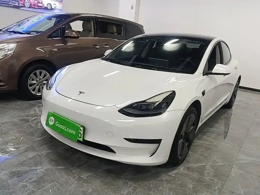 Tesla Model 3 — фото 1