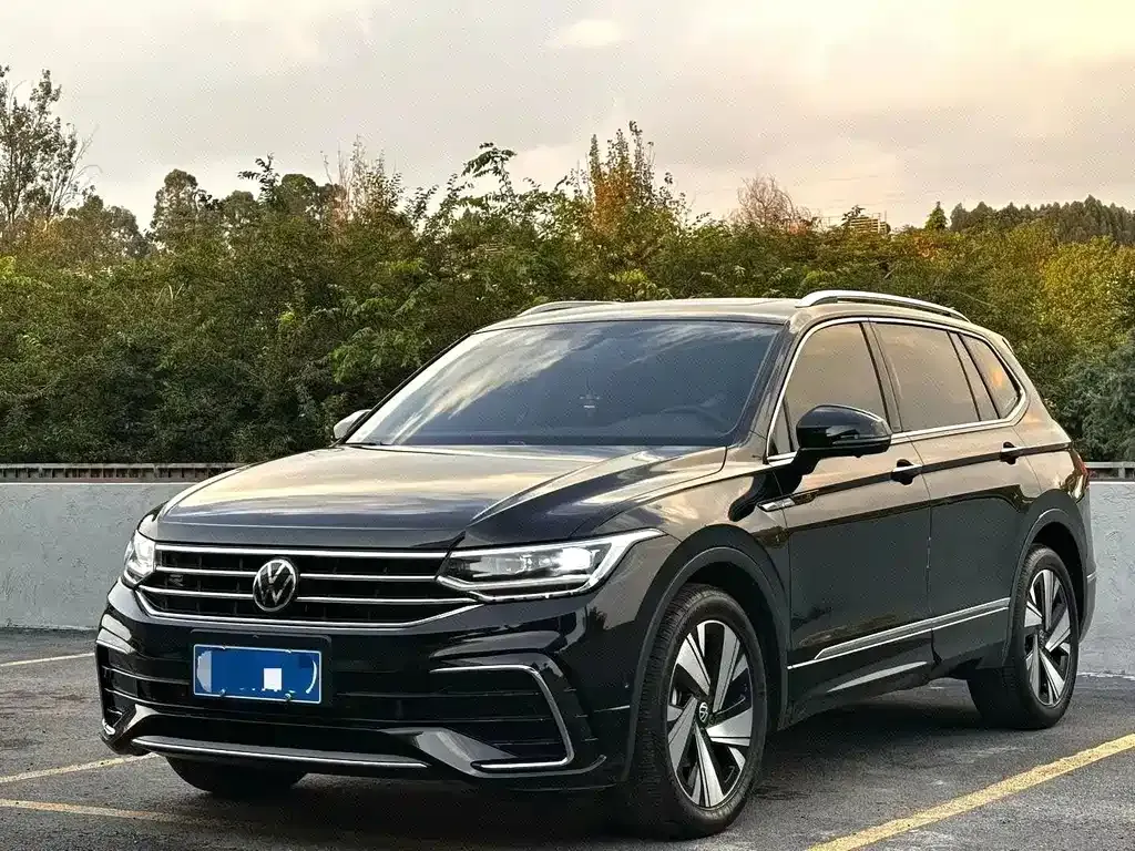 Volkswagen Tiguan L — фото 1