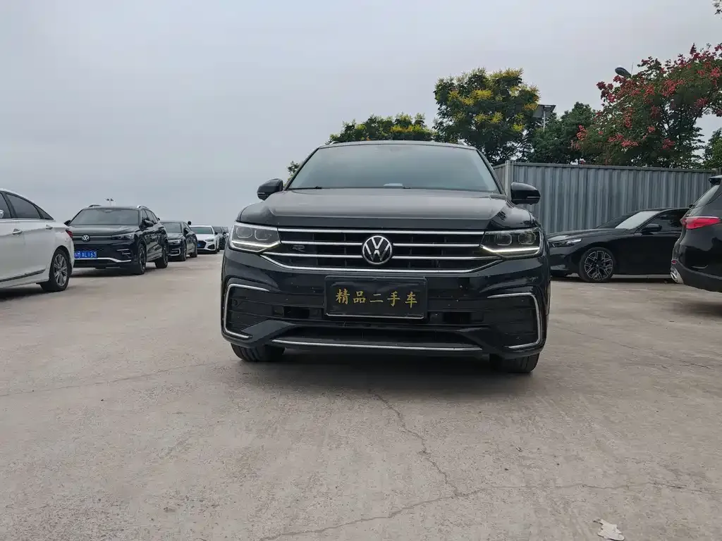Volkswagen Tiguan L — фото 1