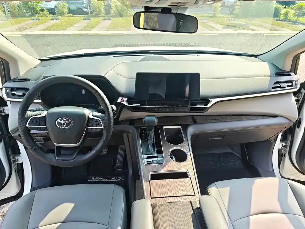 Toyota Granvia — фото 3