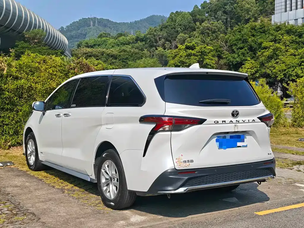 Toyota Granvia — фото 9