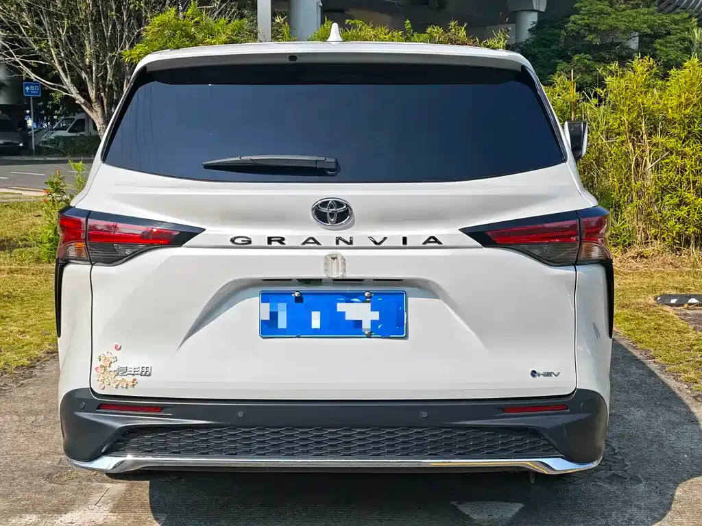 Toyota Granvia — фото 7
