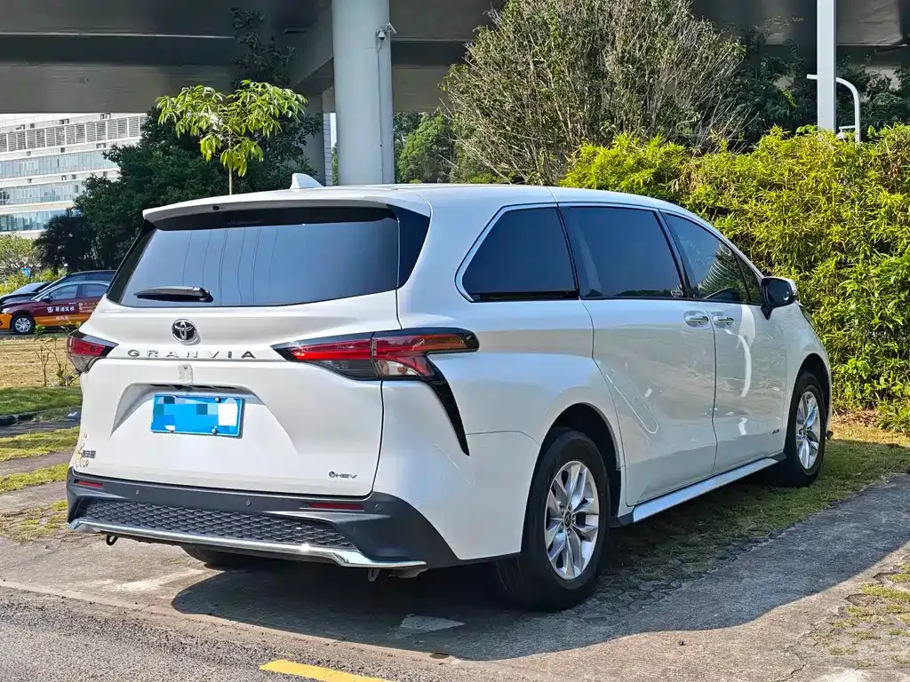 Toyota Granvia — фото 8