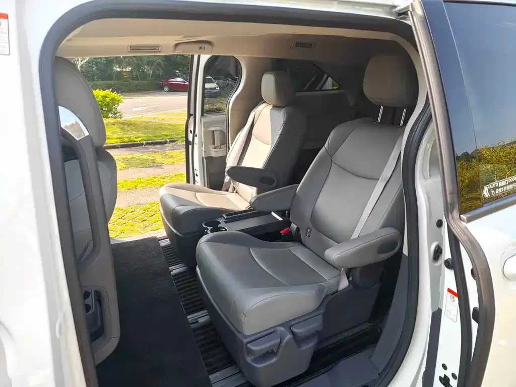 Toyota Granvia — фото 2