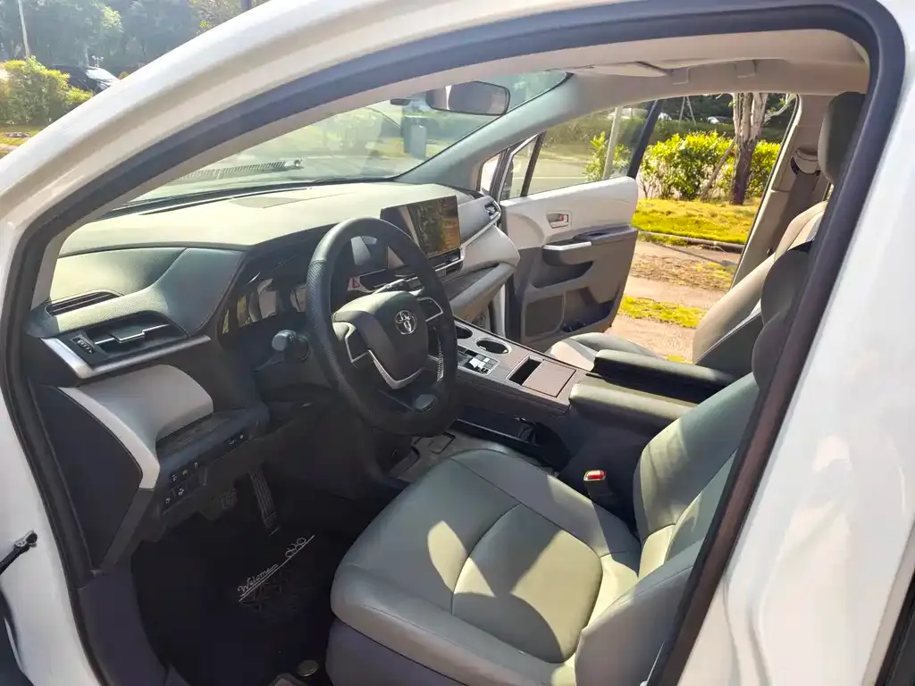 Toyota Granvia — фото 5