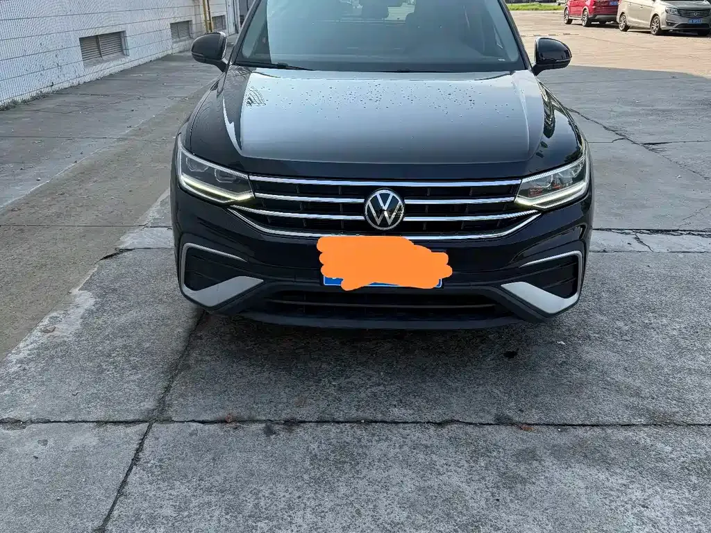 Volkswagen Tiguan L — фото 1