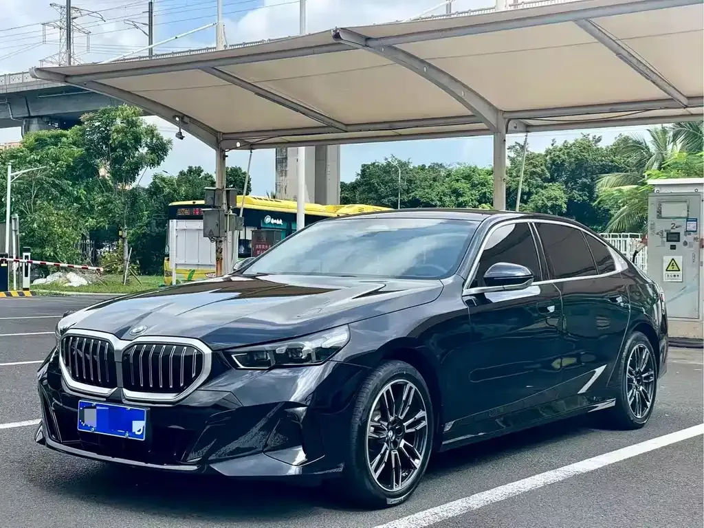 BMW 5 Series — фото 1