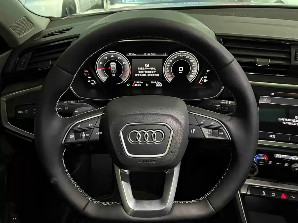 Audi Q3 — фото 10