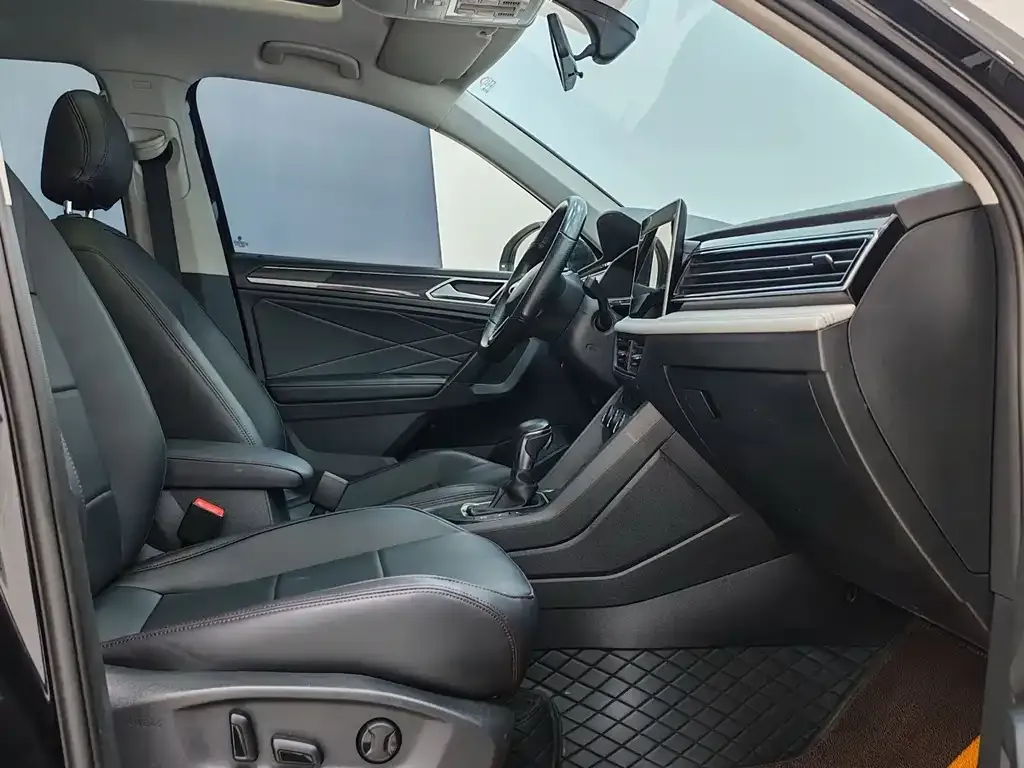 Volkswagen Tiguan L — фото 2